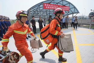 奇才主帅：明日我会让库利巴利防一会马克西